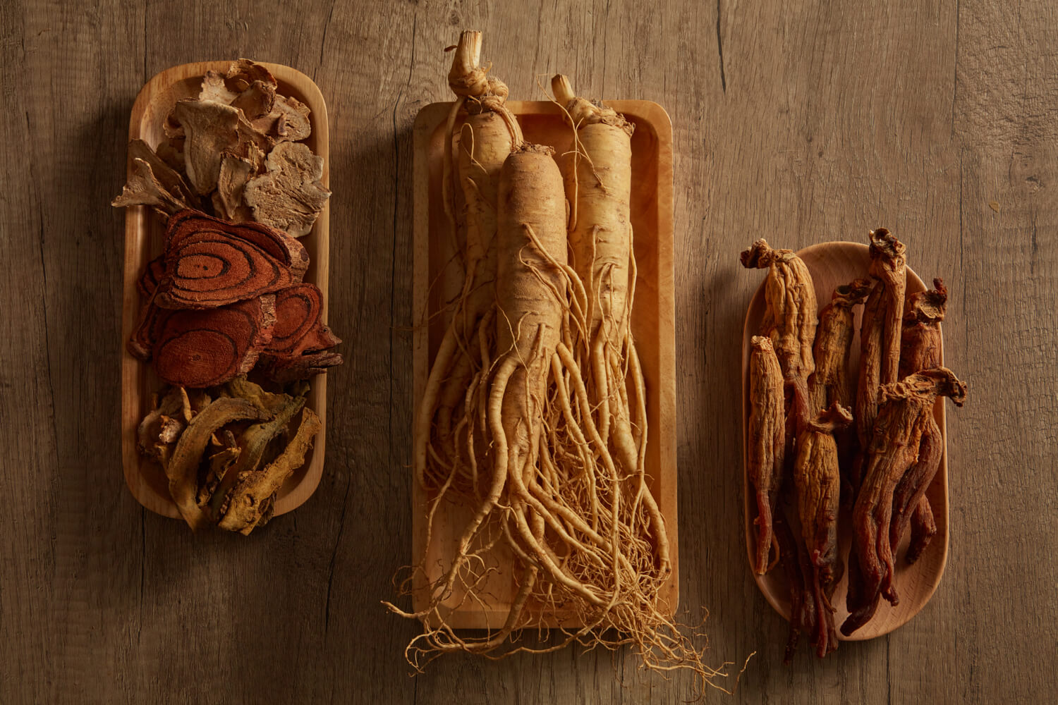 Rote und weiße Ginsengwurzel